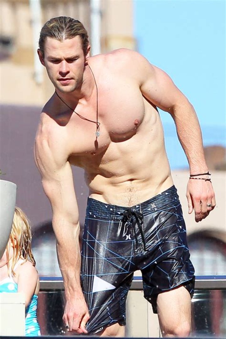 Chris Hemsworth Goes Shirtless To Take A Snow Bath In New Photo Hollywood Life