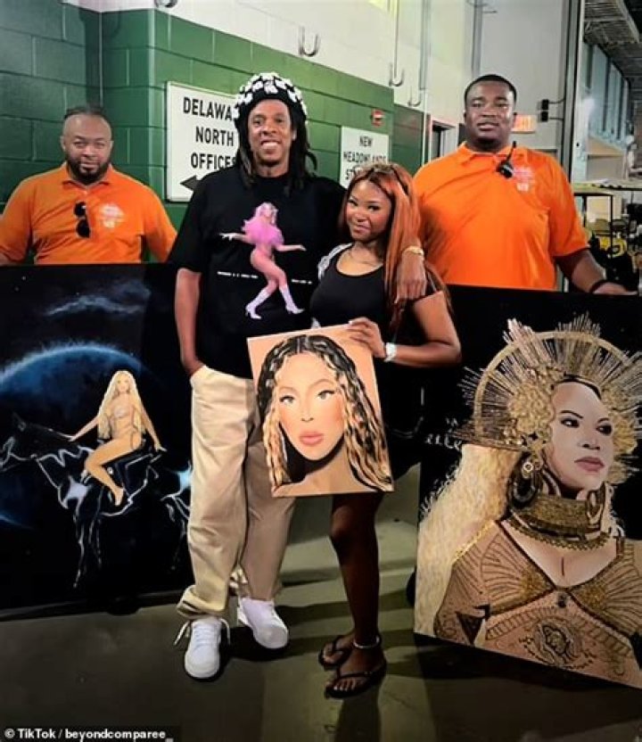 JAY-Z Cops Paintings Of Beyonc From Fan He Spotted On TV