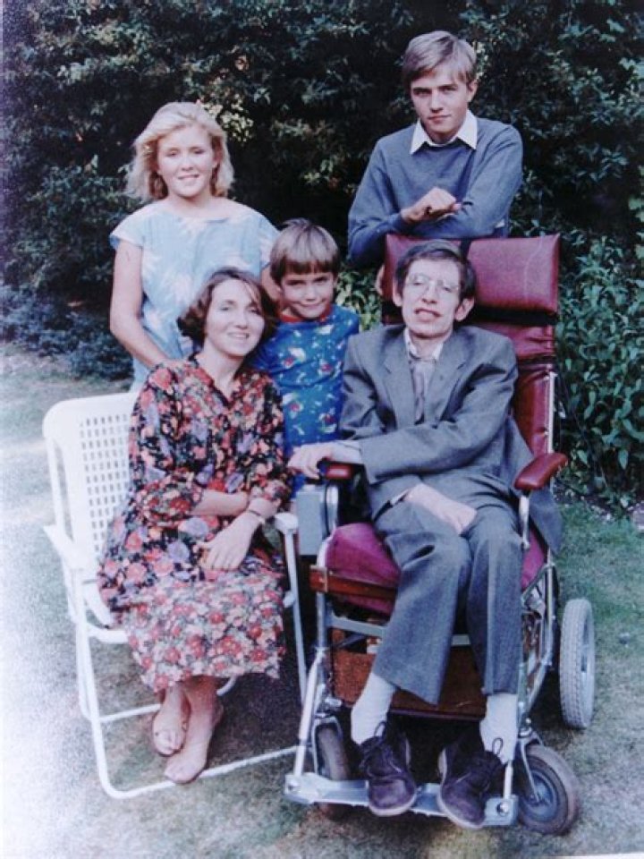 Stephen Hawking Wife, Children, Grandchildren, Net Worth, IQ, Is He Dead?